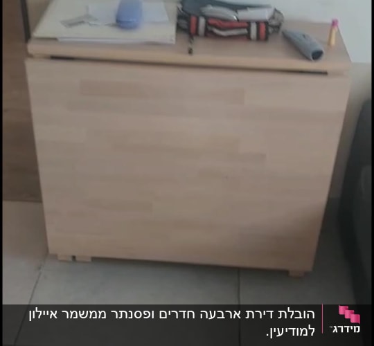 ארגז עץ עם חפצים על המכסה
